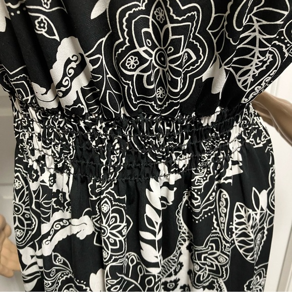 Black & White floral deep plunge sleeveless top - Picture 6 of 9